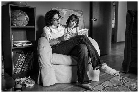 Story time with Mama and her little girl by Family Photographer in Naperville